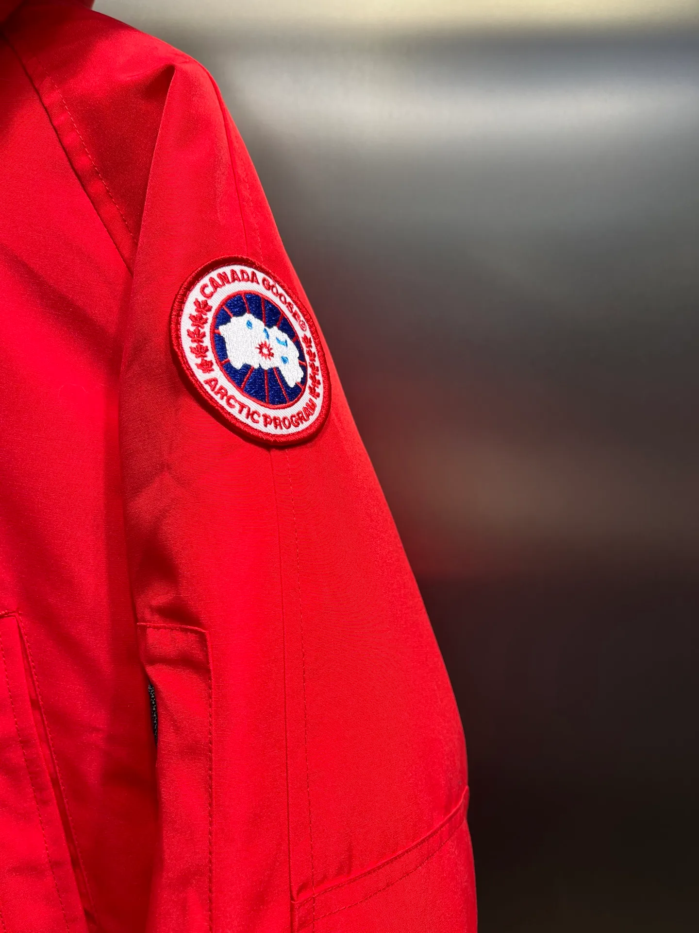 P720 high-end version (new version of Big Goose 01) Canada Goose Canada Goose #Chilliwack 7999M bomber jacket short down jacket/01 model #Men and Women Same Style# ➖ Genuine synchronous anti-counterfeiting chip sensor! ➖ Imported 21S polyester-cotton blended original fabric [last year’s 16S/18S hard fabrics have been completely eliminated, this year all use 21S genuine synchronous fabrics, the soft mid-strap feels delicate and textured], genuine synchronous Feather-Light 10D waterproof coating fabric, made of 84.5 polyester fiber and 15.5 cotton, 100% the best feel in the entire network! ➖ The genuine official website is synchronized with the national standard 80 white duck down, you can check the official website customer service, there will never be a series of misleading claims such as 90 down or goose down! ➖ Using the best nylon lining with double double-layer sealing design, velvet-proof No. 7 needle + grid-filled down ready-made garments, there is 100% no so-called velvet running! ➖ The cuffs are designed with thickened seamless threads, and the collar and pockets are lined with top-quality polar fleece to keep you warm and comfortable! ➖ Yoshida YKK provides original custom-made electroplated sliders. YKK two-way lockable zippers are tight and smooth and will not peel off paint! ➖ 3M composite guarantees that the Velcro is the same as the original, durable, and all accessories and hardware are custom-made! ➖ Imported BEHRINGER embroidery machine to customize the 10,000-needle embroidery logo, 98% of which can be reproduced to restore the original logo. You can check and compare on the official website! ➖ The fur collars are all made of large pieces of Western Canadian blue wolf hide, ensuring that each fur collar is 13-15cm wide!   Size:XS-XXL